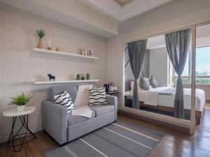 Ein Bett oder Betten in einem Zimmer der Unterkunft Fika Rooms Tangerang By Skandinavia