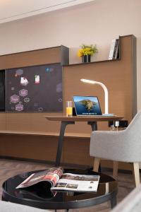 TV o dispositivi per l'intrattenimento presso Hampton By Hilton Shenzhen Futian Mangrove Park Apartments