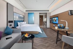 TV o dispositivi per l'intrattenimento presso Hampton By Hilton Shenzhen Futian Mangrove Park Apartments