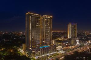 ein hohes Gebäude mit Lichtern in der Nacht in der Unterkunft Fika Rooms Tangerang By Skandinavia in Tangerang