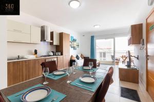 Una cocina y un comedor con mesa y sillas. en Beautiful, TOP NOTCH 1 BR APT just off the coast by 360 Estates, en St Paul's Bay 26 fotos más