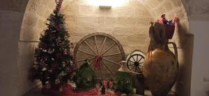 uma decoração de Natal com uma árvore de Natal e uma roda em Casa Vacanze Le tre civette em Ginosa