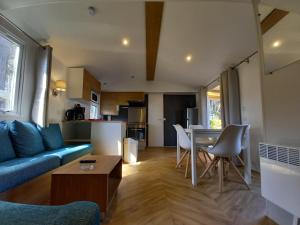 un soggiorno con divano blu e tavolo di RESPIRE a Quiberon