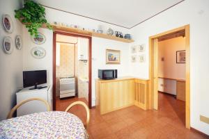 A television and/or entertainment centre at A due passi dal mare by Wonderful Italy