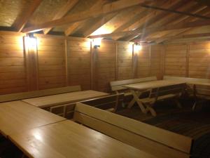 ein Zimmer mit Tischen und Lampen in einer Hütte in der Unterkunft POLE NAMIOTOWE nad rzeką BIEBRZA w GONIĄDZU in Goniądz