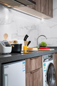 Cucina o angolo cottura di Hampton By Hilton Shenzhen Futian Mangrove Park Apartments