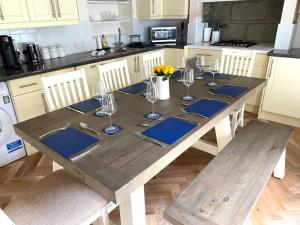 - une table en bois avec des verres dans la cuisine dans l'établissement Pass the Keys Charming 18th Century 4 bedroom cottage, à Moreton-in-Marsh