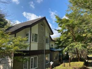 una casa de ladrillo con techo de gambrel en Ashigarashimo-gun - Hotel - Vacation STAY 53649v, en Onsensō