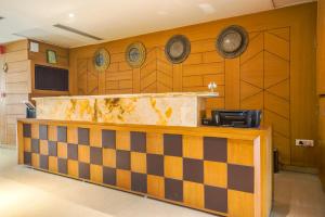 un bancone in una cucina con un muro di piatti di The Stories Hotel a Ludhiana