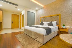 ein Schlafzimmer mit einem großen Bett in einem Zimmer in der Unterkunft The Stories Hotel in Ludhiana