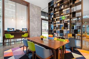 Area soggiorno di Hampton By Hilton Shenzhen Futian Mangrove Park Apartments