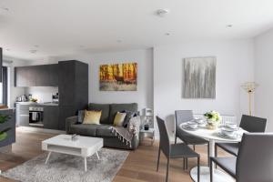 un soggiorno con divano e tavolo di homely - Central London Camden Town Apartments a Londra