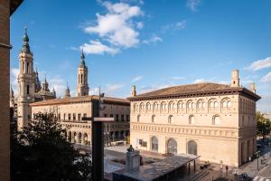 vistas a una ciudad con 2 edificios grandes en Hotel Don Jaime 54, en Zaragoza