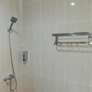 Ένα μπάνιο στο RedDoorz Plus at Hotel Royal Palangka Raya