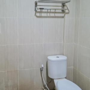 een badkamer met een wit toilet in een kamer bij RedDoorz Plus at Hotel Royal Palangka Raya in Palangkaraya