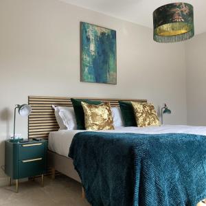 una camera da letto con un letto grande con una coperta blu di Bailgate Barn, Ashlin Farm Barns a Lincoln