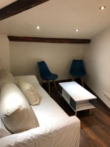 une chambre avec deux lits et deux chaises bleues dans l'établissement Pépite rare 8 personnes au cœur battant du Vieux Lyon, à Lyon