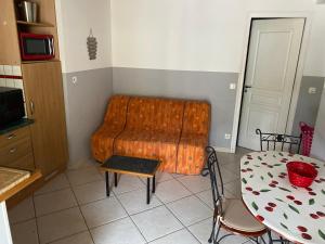 - un salon avec une table et un canapé dans l'établissement Les gites du pont de Reynes, à Reynès