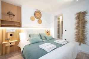 ein Schlafzimmer mit einem großen Bett mit Handtüchern darauf in der Unterkunft Palomar de Corrida Atico con terraza in Gijón