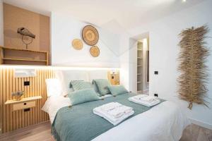 A bed or beds in a room at Palomar de Corrida Atico con terraza By Silastur Még 35 kép