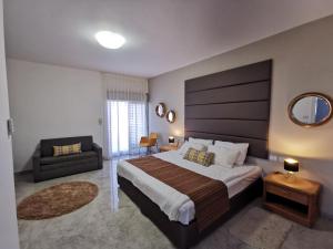 - une chambre avec un grand lit et un miroir dans l'établissement Villa Tzukim Mitzpe Ramon, à Mitzpe Ramon
