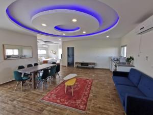 a living room with a large blue ceiling at Villa Tzukim Mitzpe Ramon in Mitzpe Ramon