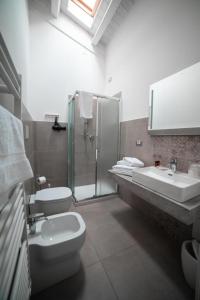 y baño con aseo, lavabo y ducha. en Agriturismo Il Colle Dei Lecci, en Ancona