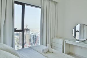 Postel nebo postele na pokoji v ubytování Dubai Hills - Stylish One Bedroom Apartment