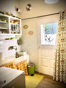 A kitchen or kitchenette at Cozy house with backyard at Iraklio Attikis