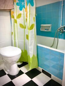 A bathroom at Cozy house with backyard at Iraklio Attikis