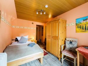 sypialnia z łóżkiem i drewnianym sufitem w obiekcie Familienzimmer Nr 1 im Haus Sabine w mieście Braunlage