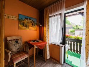 Kleines Zimmer mit einem Tisch und einem Balkon. in der Unterkunft Haus Sabine - Familienzimmer 1 in Braunlage