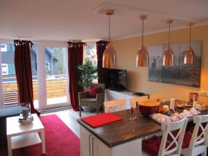 Il comprend un salon avec une table et une cuisine avec une salle à manger. dans l'établissement Chalet Platzhirsch, à Braunlage