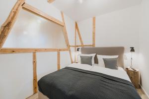 ein Schlafzimmer mit einem Bett und einem großen Fenster in der Unterkunft HarzLodge Emma in Braunlage