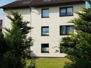 ブラウンラーゲにあるKleiner Bergzauberの白窓と木のある白い家