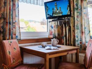 a wooden table with a tv on top of a window at Zimmer Nr 2 im Haus Sabine in Braunlage