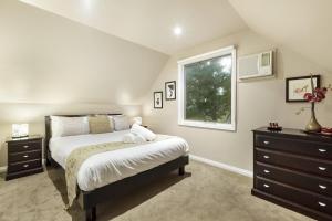 1 dormitorio con cama, ventana y vestidor en Briars Cottage - Daylesford en Daylesford