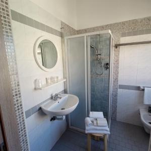 W łazience znajduje się umywalka i prysznic. w obiekcie Hotel Cà Vanni w Rimini