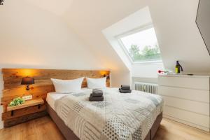 um quarto com uma cama e uma janela em Jederzeit em Sankt Andreasberg