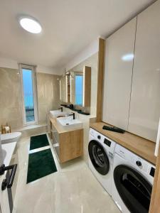 een badkamer met een wasmachine en een wastafel bij BRAND NEW LOFT LUXURY PENTHOUSE WITH JACUZZI #Centropolitan in Boedapest