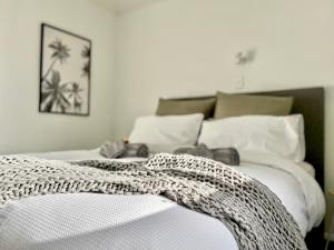 Кровать или кровати в номере Central Villa, Close to everything! By KOSH BNB