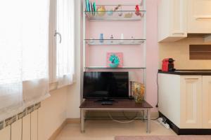 Kuchyňa alebo kuchynka v ubytovaní [Luxury apartment near Bocconi] Zamenhof 7