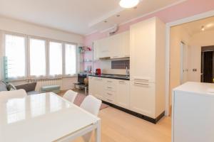 Kuchyňa alebo kuchynka v ubytovaní [Luxury apartment near Bocconi] Zamenhof 7