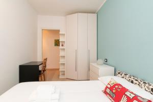 Posteľ alebo postele v izbe v ubytovaní [Luxury apartment near Bocconi] Zamenhof 7