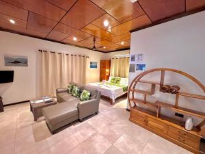 馬埃島的住宿－Seaside Self Catering，客厅配有沙发和1张床