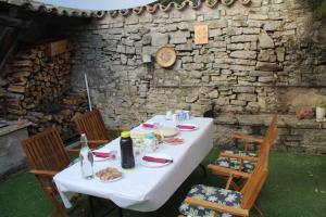 stół z talerzami jedzenia na górze w obiekcie Cal Bové w mieście Sant Guim de Freixenet
