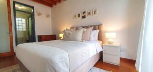 Säng eller sängar i ett rum på Phaedrus Living: Cozy Down Town House Aischylou