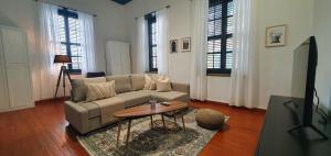 Khu vực ghế ngồi tại Phaedrus Living: Cozy Down Town House Aischylou