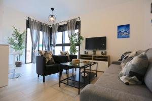 TV a/nebo společenská místnost v ubytování OASIS Malaga City Apartment