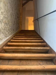 a stairway with wooden steps in a building at F3 avec Jardin, Calme, Fôret, Barbizon in Chailly-en-Bière